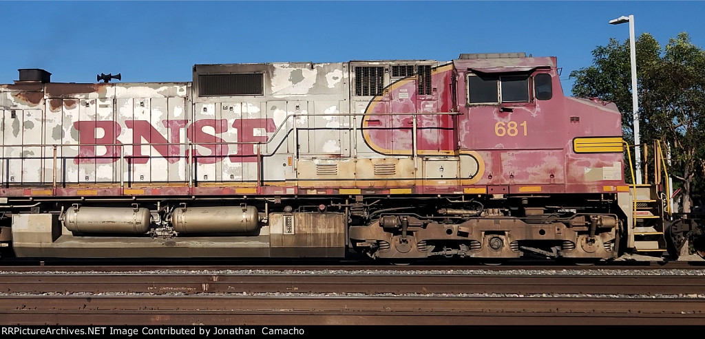 BNSF 681 Warbonnet trails on by